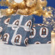 Strichmännchen Girl in Sneakers auf blauem Denim Geschenkpapier (Holidays)