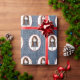 Strichmännchen Girl in Sneakers auf blauem Denim Geschenkpapier (Holiday Gift)