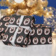 Strichmännchen Girl in Sneakers auf Polka Dots Geschenkpapier (Holidays)