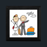 Strichmännchen-Hochzeits-Flitterwochen-T - Shirts Geschenkbox<br><div class="desc">Strichmännchen-Hochzeithoneymooners-T - Shirts,  Tassen,  Karten,  Aufkleber,  Magneten,  Taschentaschen,  Andenken,  Schlüsselanhänger,  Tischsets,  Mappen und,  eine Strichmännchenbraut und -bräutigam kennzeichnend,  die beginnen mit ihren Flitterwochen nachdem sie verheiratet gewesen sind!</div>