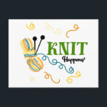 Strick macht mehrfarbiges Garn lustig Postkarte<br><div class="desc">Diese komische Postkarte ist als "nach" oder "aus" einem Stricker konzipiert - unabhängig davon, ob Sie Alkoholiker sind oder nicht. Dieses sonderbare kleine Design trägt den zeitlosen Satz "Strick passiert". Das Sprichwort ist in grün und schwarz gemischte Typografie geschrieben. Das Design besteht aus einer Reihe verschiedener Garne in aquamarinem Blau,...</div>