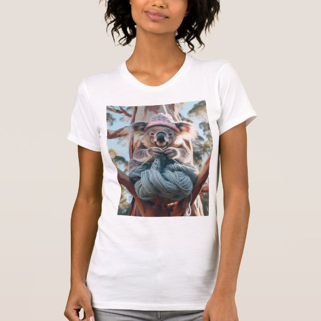 Strickender Koala KI Koala Bild T-Shirt (Vorderseite)