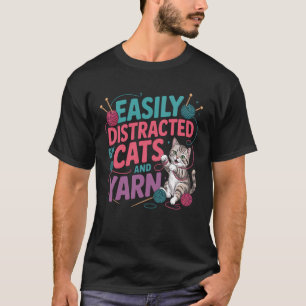 Strickfans leicht abgelenkt durch Katzen und Garn T-Shirt