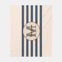 Strickter Name des Babys in Monogramm