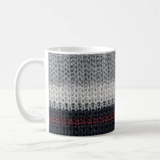 Strickwolle: rote, weiße Streifen. Kaffeetasse (Links)