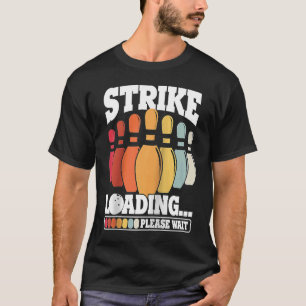 Strike Loading Bitte warten Bowling Ball Button Bo T-Shirt