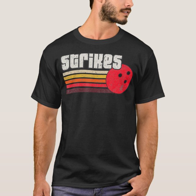 Strikes Funny Graphic Bowling Strikes League T-Shirt (Vorderseite)