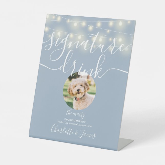 String Lights Dusty Blue Pet Signature Drink Sockelschild (Vorderseite)