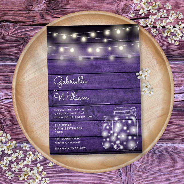 String Lights Mason Jar Rustic Lila Wood Wedding Einladung (String Lights Mason Jar Rustic Purple Wood Wedding Invitation)