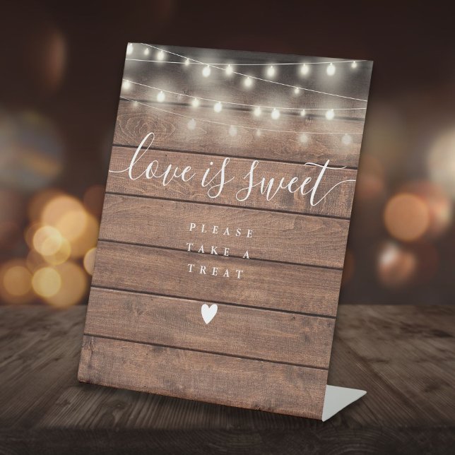 String Lights Rustic Wood Liebe ist süße Gefallen Sockelschild (String Lights Rustic Wood Love Is Sweet Favor Pedestal Sign)
