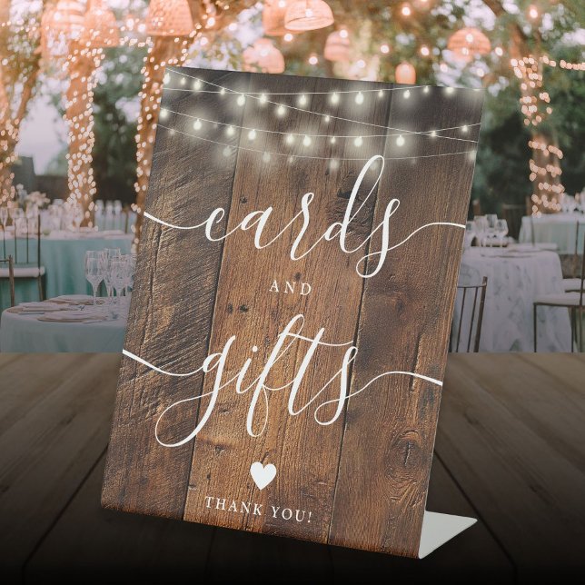 String Lights Rustic Wood Script Cards und Geschen Sockelschild (String Lights Rustic Wood Script Cards And Gifts Pedestal Sign)