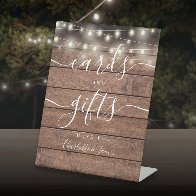 String Lights Rustic Wood Script Cards und Geschen Sockelschild (String Lights Rustic Wood Script Cards And Gifts Pedestal Sign)