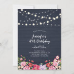 String Lights & Wood | Floral Erwachsene Geburtsta Einladung<br><div class="desc">Feiern Sie einen besonderen Tag mit diesem rustikalen Holz   Blumengeburtstag Einladung. Dieses Design besticht durch stilvolle Streichlichter und Blume-Bouquet auf dunkelblauem Holzboden. Sie können den Text und die Schriftart während des gewollt Vorgangs anpassen. Weitere passende Einladungen und Party-Vorräte sind in meinem Shop BaraBomDesign erhältlich.</div>