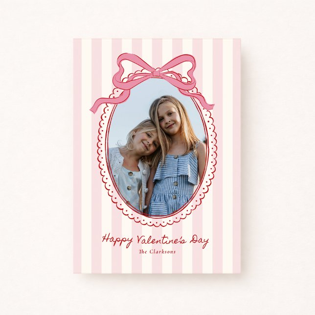 Striped Bright Pink Bow Valentine’s Day Photo Card Einladung (Von Creator hochgeladen)
