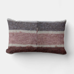 Stripes aus braunen und geschmückten Stricken Lendenkissen