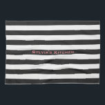STRIPES justierbares Schwarzes mit Namen Geschirrtuch<br><div class="desc">Horizontale Streifen gegen Weiß. Weiße Linien können recolored - fühlen Sie sich frei,  mit der Hintergrundfarbe zu spielen,  um neue Effekte zu schaffen! Ihr eigener Text/Name können auf alle Arten geändert werden.</div>