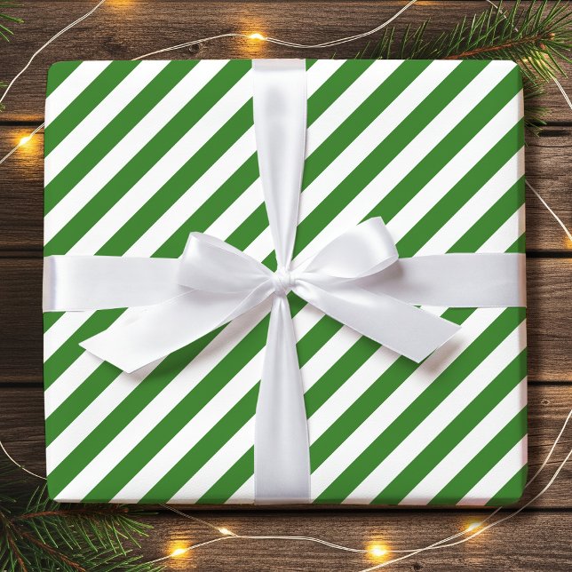 Striptes Diagonal Holiday Simple Green White Geschenkpapier (Von Creator hochgeladen)