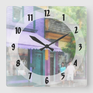 Strolling Down Thames Street Newport RI Quadratische Wanduhr