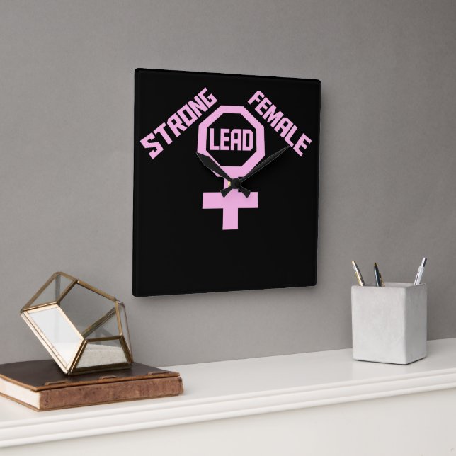 Strong Female Lead Feminist Empowerment Quote Logo Quadratische Wanduhr (Büro)