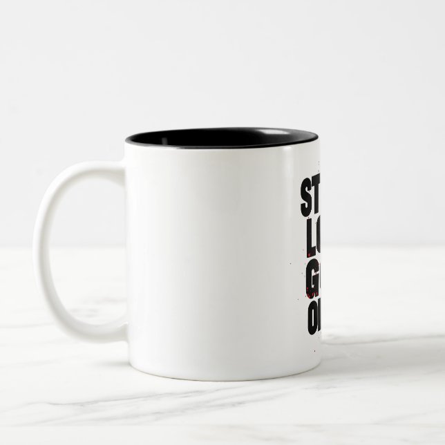 Strong Looks Good on Me – Gym Motivation Typograph Zweifarbige Tasse (Links)
