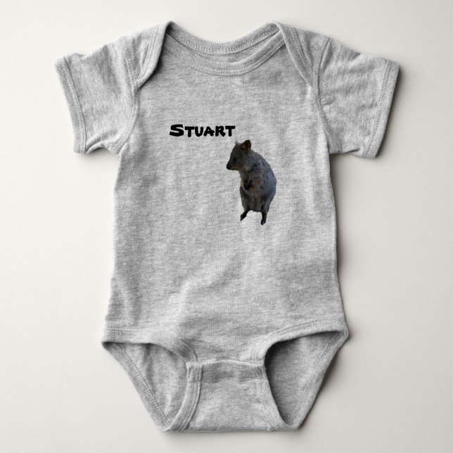 Stuart Name mit Aussie Quokka, Baby Bodysuit Strampler (Vorderseite)