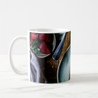 STÜCK KUCHEN AUF RUNDEM GRAUEM KERAMIKTELLER SERVI KAFFEETASSE