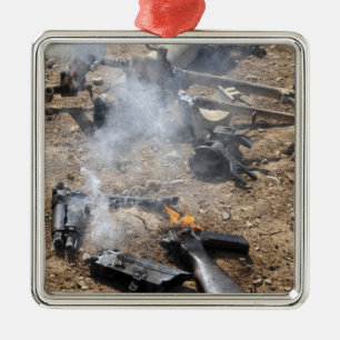 Stücke feindliche Waffen breiten zu coolem weg au Silbernes Ornament