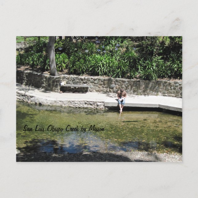 Student mit Feet in Creek bei der Mission Postkarte (Vorderseite)