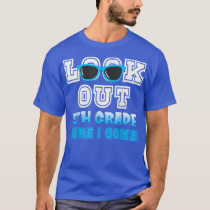 Student schauen sich die fünfte Klasse, hier komme T-Shirt