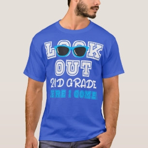 Student schauen sich die zweite Klasse an, zu der T-Shirt