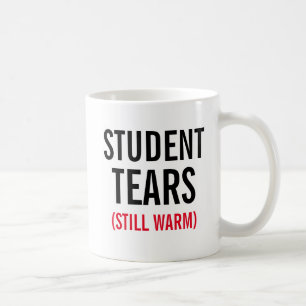 Student zerreißt noch warmes kaffeetasse