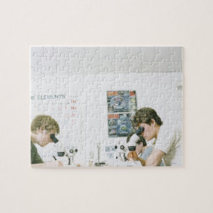 Studenten mit Mikroskopen Puzzle