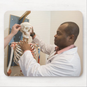 Studentendoktoren, die Anatomie auf einem Skelett Mousepad