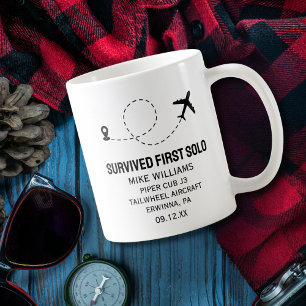 Studentenpilot First Solo Flugzeug mit sonniger Ku Kaffeetasse