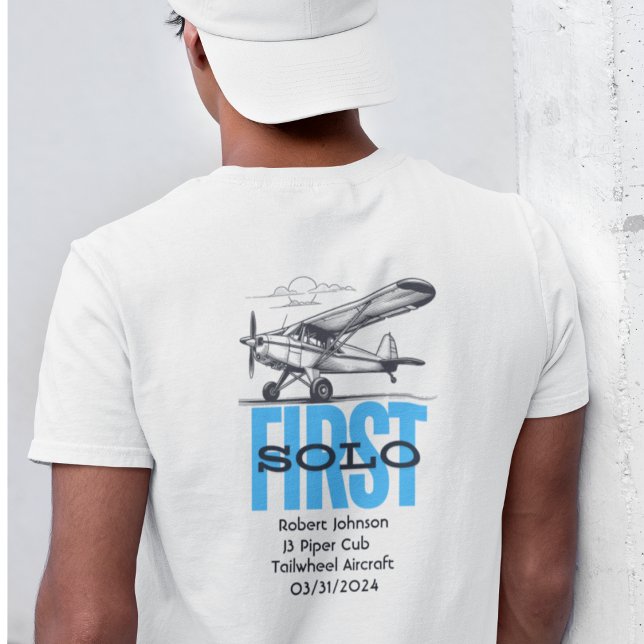 Studentenpilotin für erstes Solo-Flugzeug und Wolk T-Shirt (Von Creator hochgeladen)
