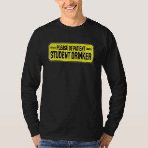 Studentischer Trinker trinkt 1 T-Shirt