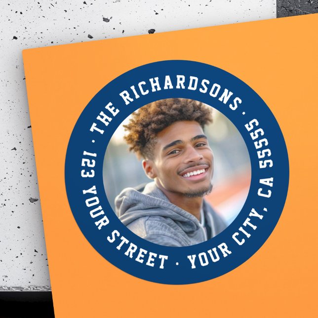 Studierende Abschluss Foto dunkelblaue Rücksendead Runder Aufkleber (Student graduation photo dark blue return address classic round sticker)