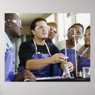 Studierende darstellend Experiment in Chemie Labra Poster