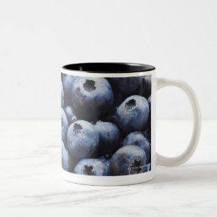 Studio geschossen von den Blaubeeren Zweifarbige Tasse