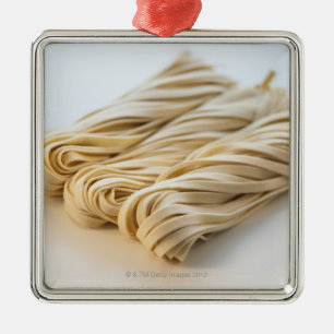 Studio geschossen von frischen linguini Teigwaren Ornament Aus Metall