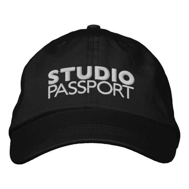 STUDIO PASSPORT-LOGO BESTICKTE BASEBALLKAPPE (Vorderseite)