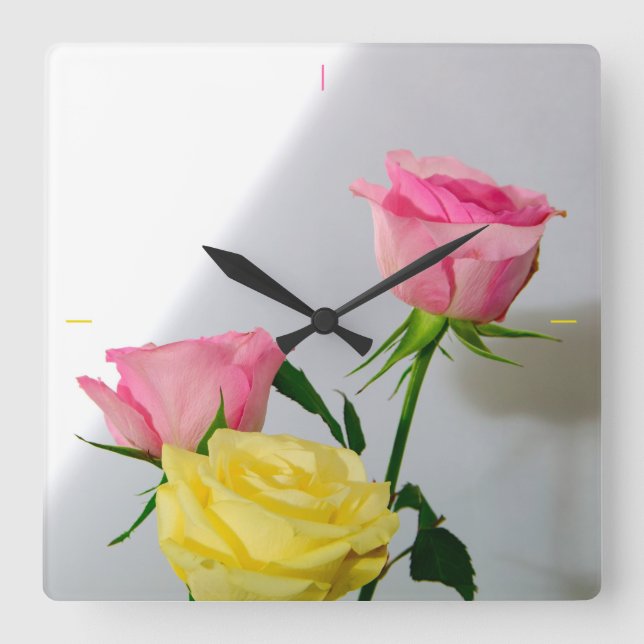 Studio Rose Bouquet. Quadratische Wanduhr (Vorderseite)