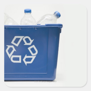 Studioaufnahme des recycelnd Mülls mit Flaschen Quadratischer Aufkleber