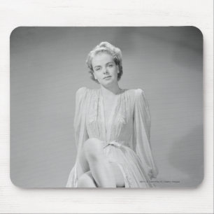 Studioporträt der jungen Frau im Nightgown Mousepad