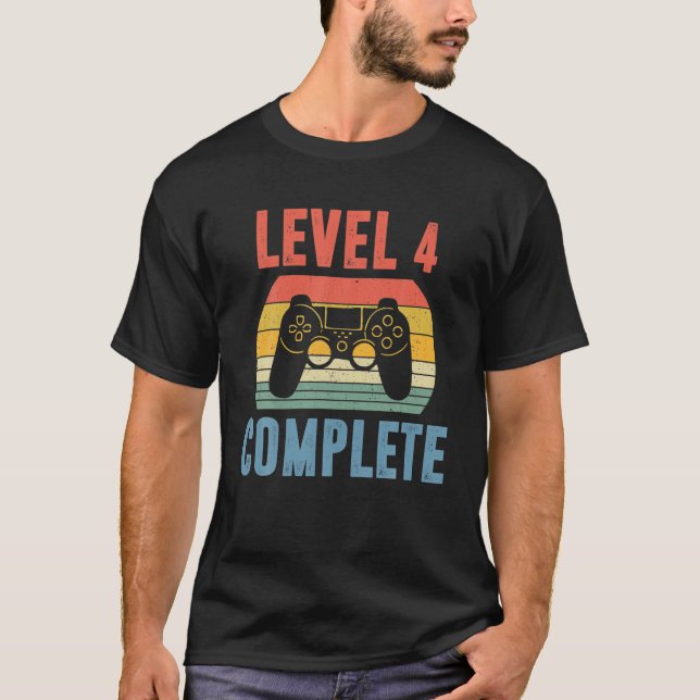 Stufe 4 Kompletter Gamer Funny 4 Jahre Hochzeit An T-Shirt (Vorderseite)