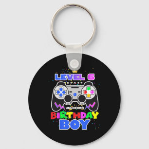 Stufe 6 Unverriegeltes Geburtstagsspielfeld Junge  Schlüsselanhänger