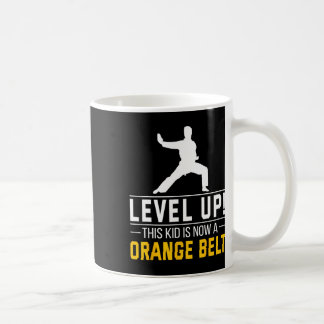 Stufe auf! Dieses Kind hat jetzt einen orangen Gür Kaffeetasse