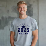 Stufenklasse 2022 Individuelle Name Tri-Blend Shirt<br><div class="desc">Fun varsity-style grad T - Shirt mit dem Abschluss Jahr in großer Zahl mit der "class of" in einem Arch-Design oben angezeigt. In der Mitte befinden sich ein Graduiertendeckel und eine Tassel,  die mit dem Namen des Absolventen personalisiert sind. Es ist ein großes personalisiertes Sake-Geschenk für den Absolvent.</div>