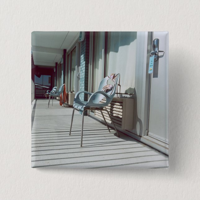 Stühle außerhalb der Strand-Hotelzimmer Button (Vorderseite)