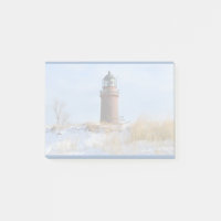 Sturdy Lighthouse an einer Felsküste im Winter